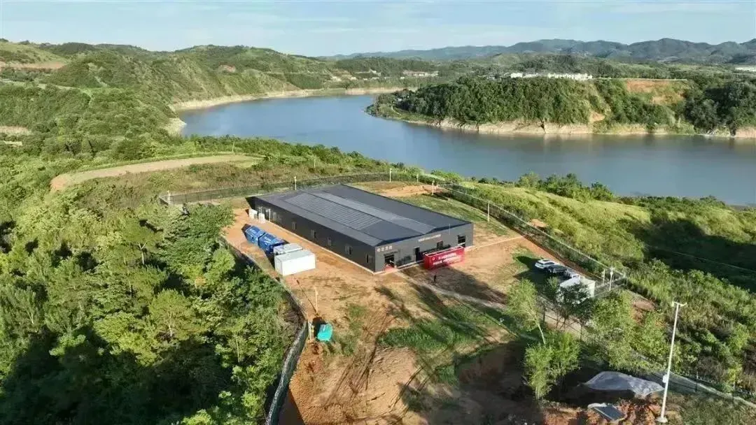 学堂梁子遗址位于汉水北岸