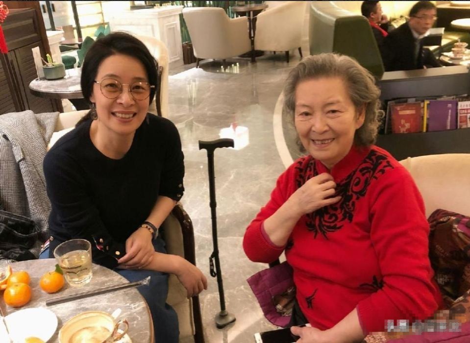 身为“老戏骨”却定居日本，64岁风韵犹存，儿子母语是“日语”