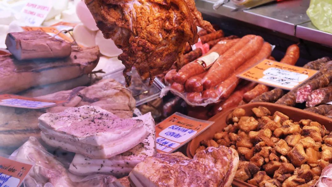 布加勒斯特当地市场中贩卖的食物