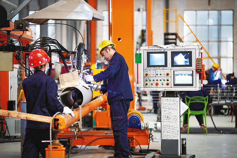 巨成钛业工人焊接钛管