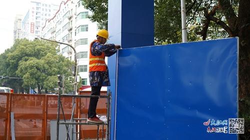 西岸门头的安装工作正在进行