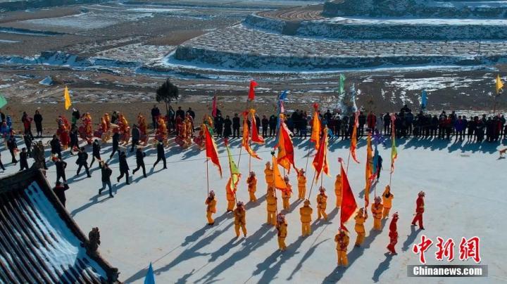 图为社火表演队排练拉开帷幕