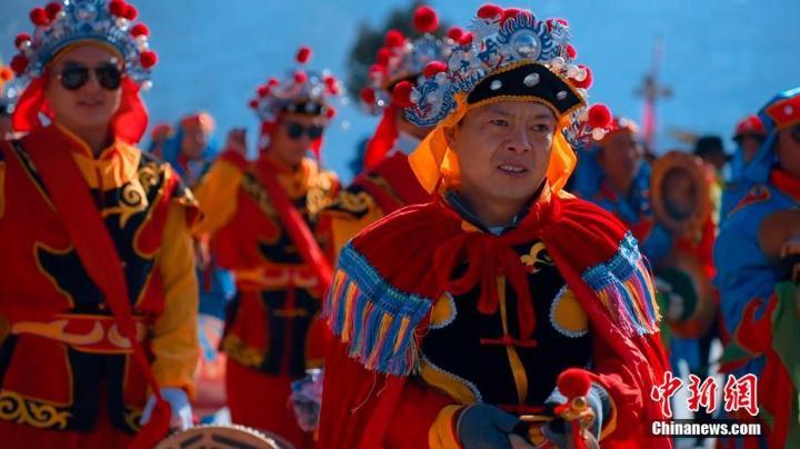 图为演员身着色彩鲜艳、造型各异的传统服饰表演。