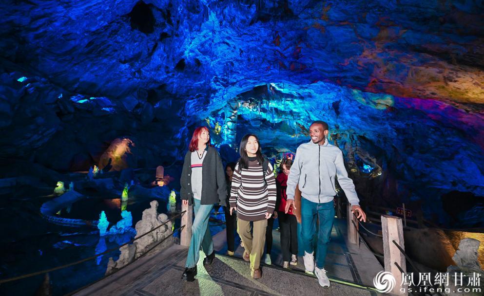 凰家体验官探秘陇南万象洞