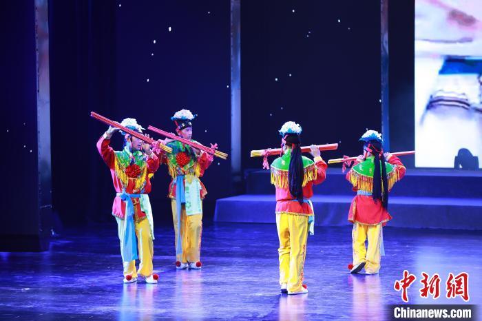 12月9日，甘肃兰州，来自甘肃定西市陇西县的云阳板舞表演者，演绎古老文化。田鹏鹤　摄