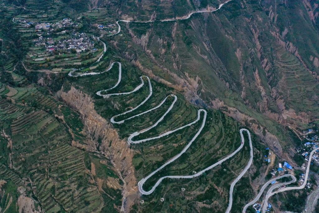 这是高楼山路段“十二道拐”一景（无人机照片）（李董　摄）