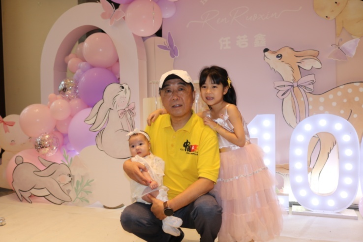 与我的两个小孙女 (2023年摄)