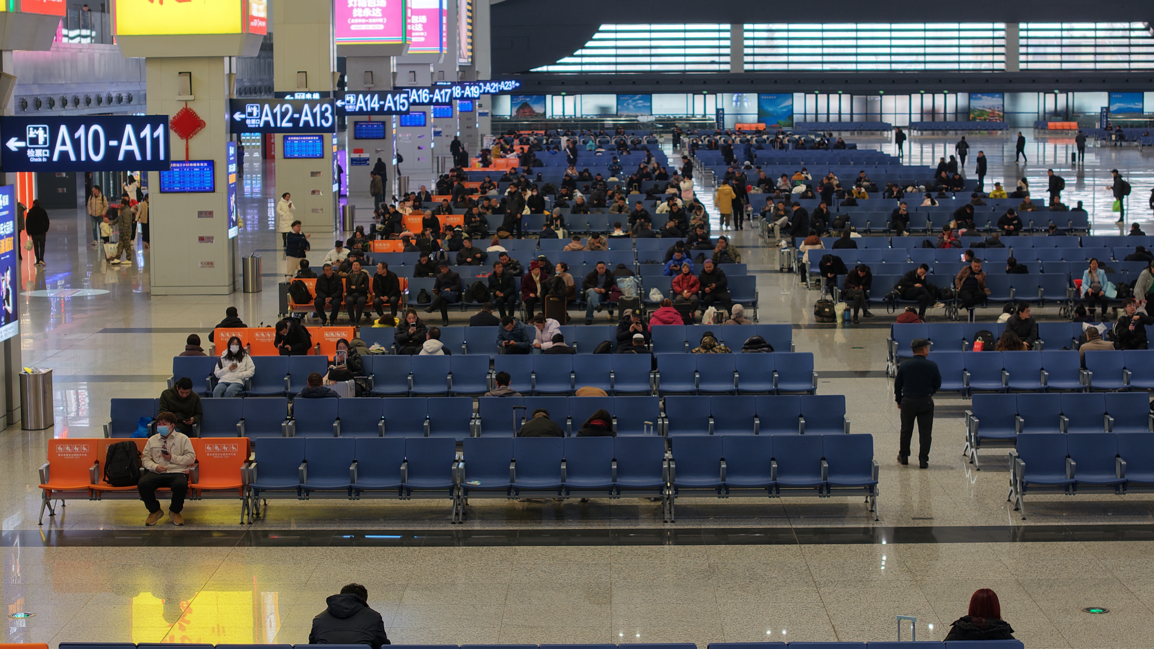 12月10日上午，兰州西站出行旅客。通讯员　张博行　摄