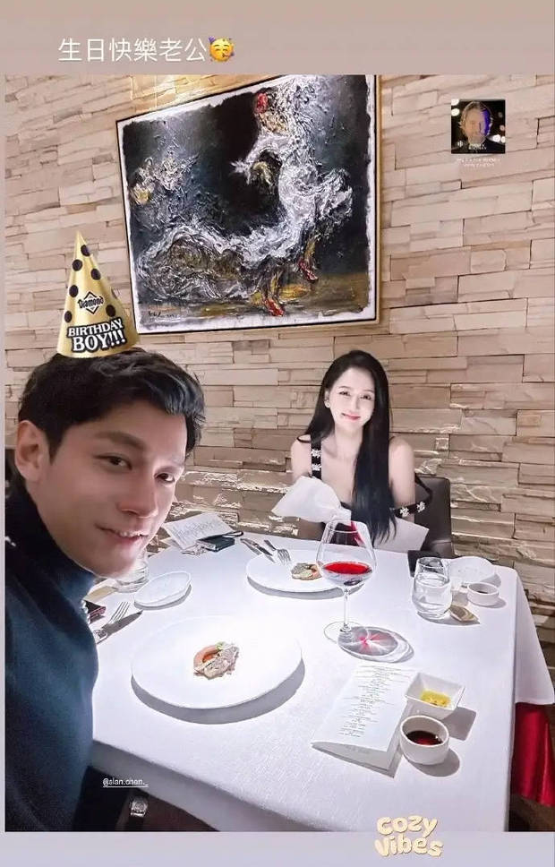 陈乔恩与老公同框自拍，画面温馨养眼。