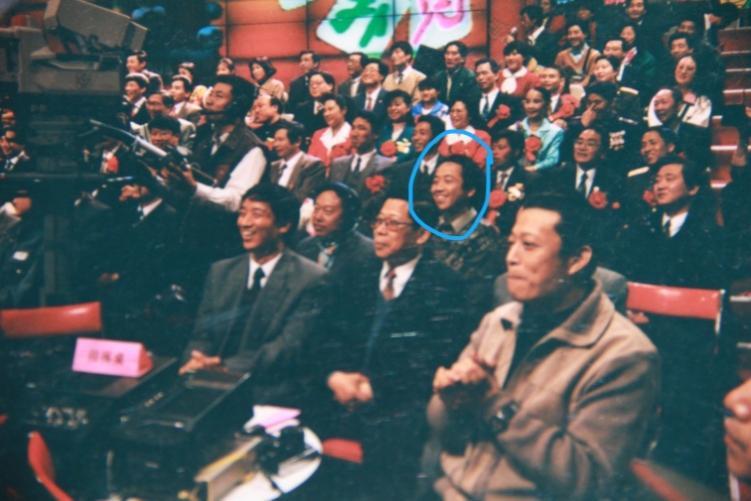 1994年央视春晚直播现场。导演徐然(右一,已逝)、台长杨伟光(右二,已逝)、副台长赵化勇坐在监视器前。画圈者系作者