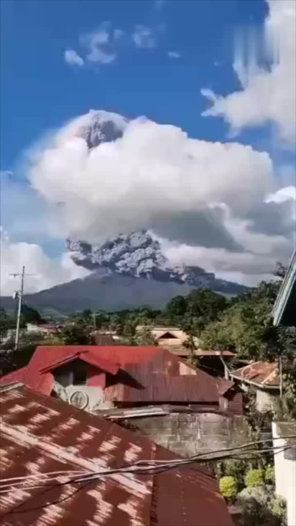 菲律宾中部坎拉翁火山喷发