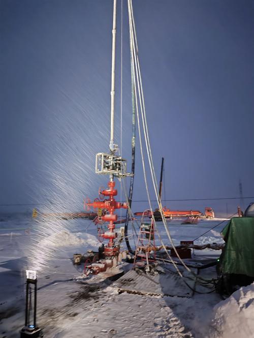 野外井场雪花飞舞