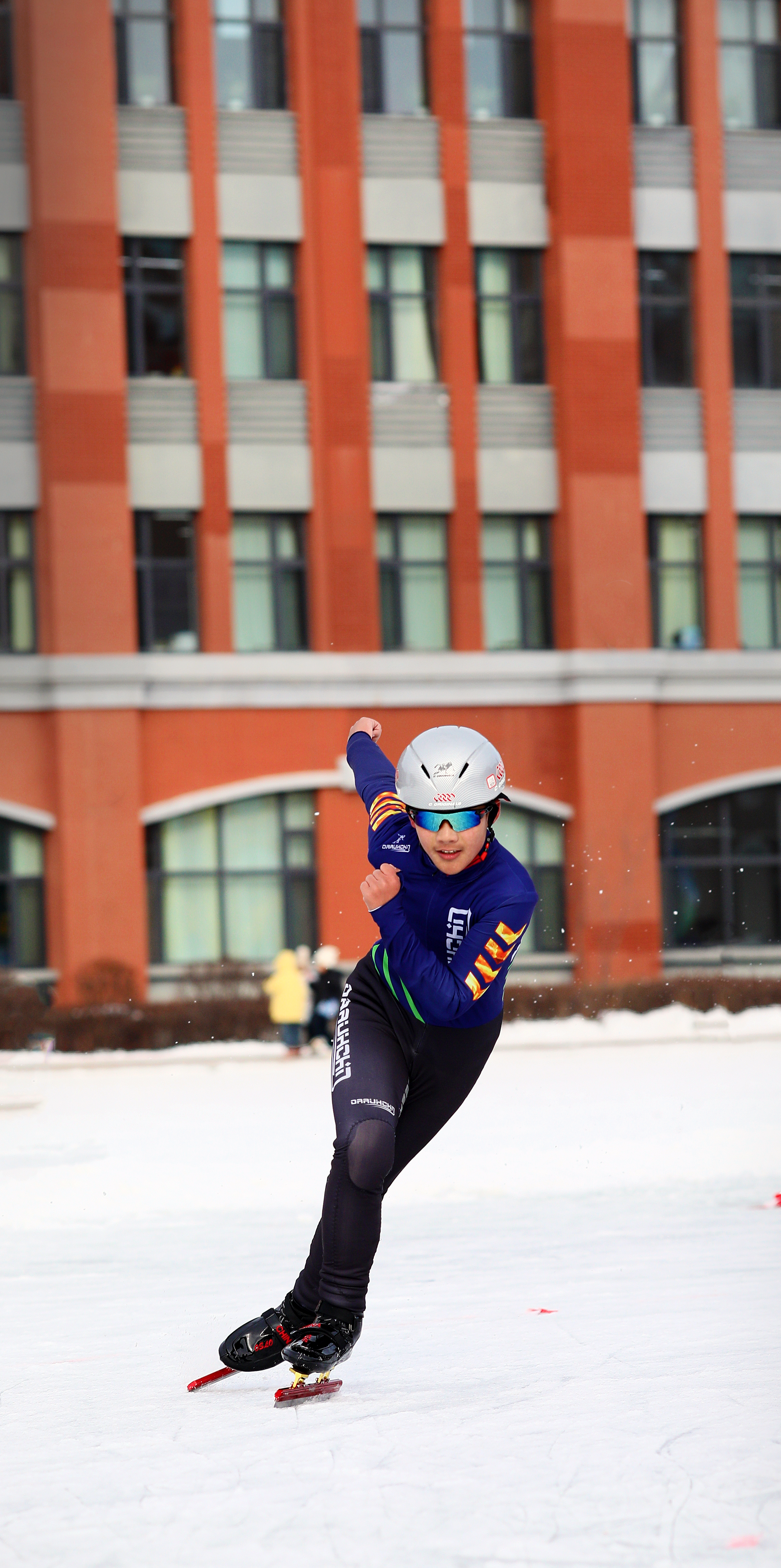 学生进行速滑表演