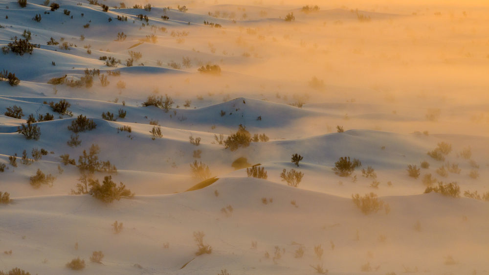 12月12日，在甘肃酒泉阿克塞哈萨克族自治县拍摄的雪后库姆塔格沙漠景观（无人机照片）。新华社发（高宏善　摄）