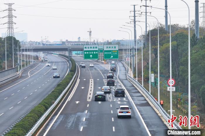 12月9日，昌樟高速改扩建二期实现全线双向通车。徐蓝枫 摄