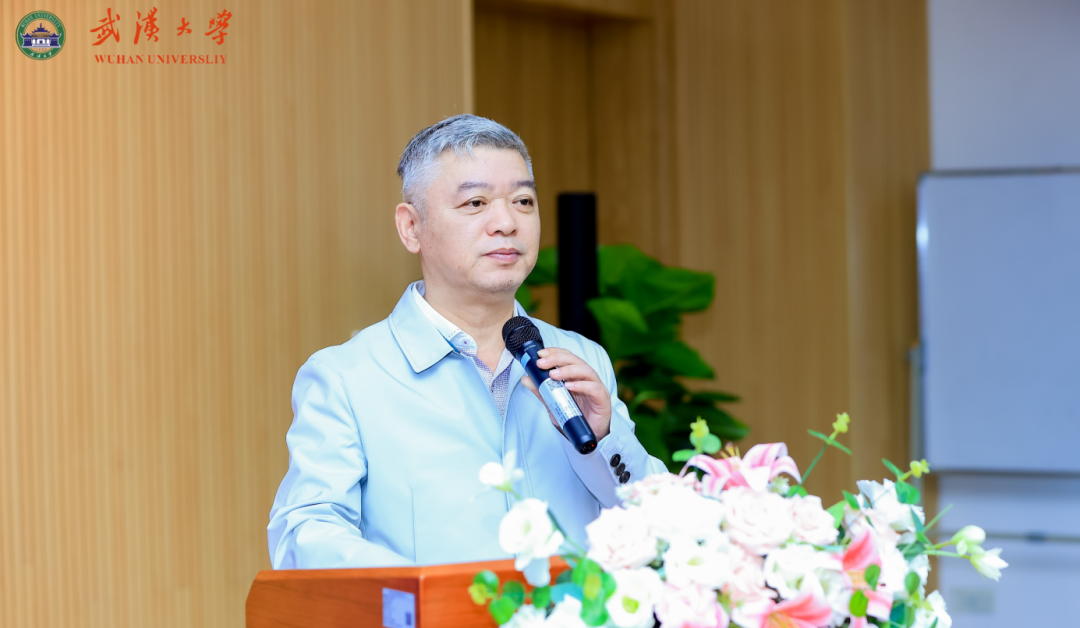 图为：武汉大学深圳研究院副院长、深圳市武汉大学校友会秘书长肖模银宣读文件