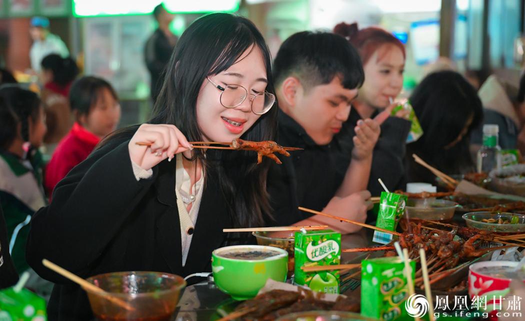 两水“三件套”中的烤鸡爪软糯鲜嫩，叫人食指大动。