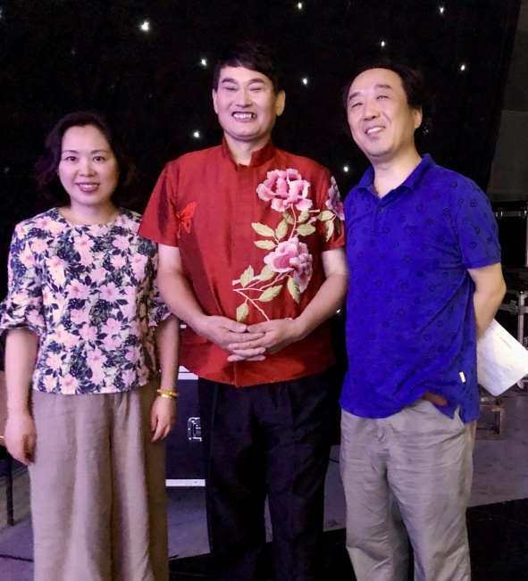 我们夫妇在合肥与歌手“大衣哥” (2020年摄)