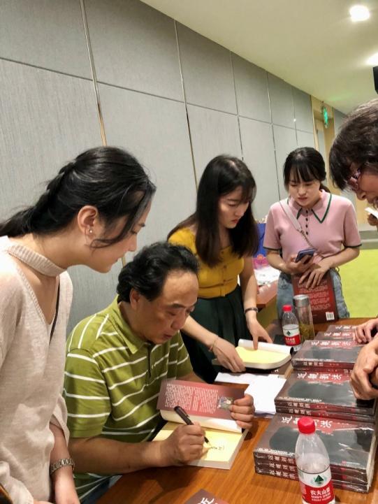 在南京为读者签书 (2017年摄)