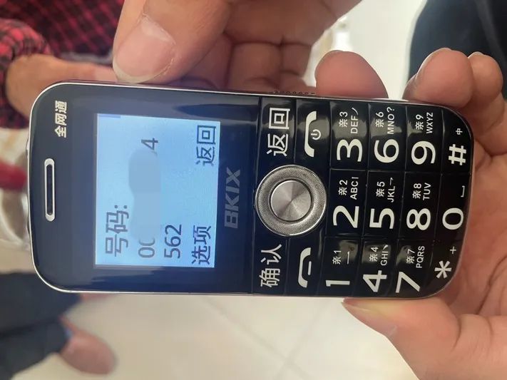 定南两老人提着一袋现金走进派出所要救侄子命 警方：这是诈骗