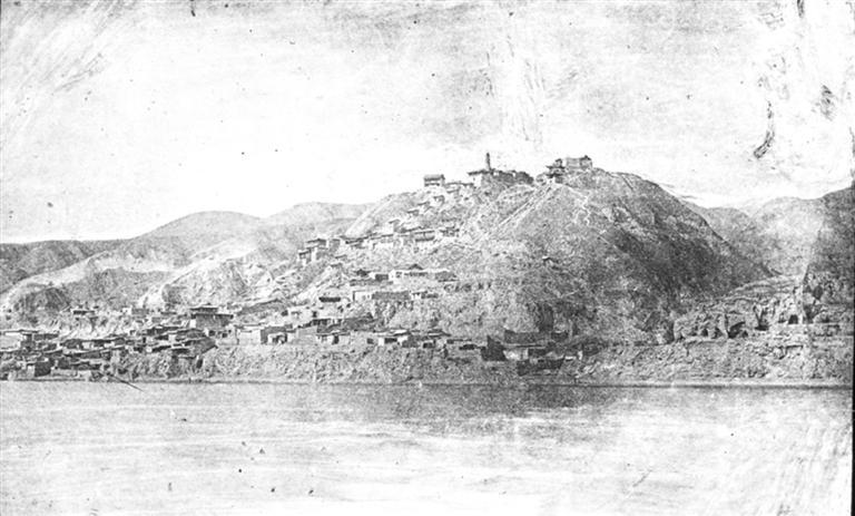 图一　从黄河南岸所拍白塔山全景图