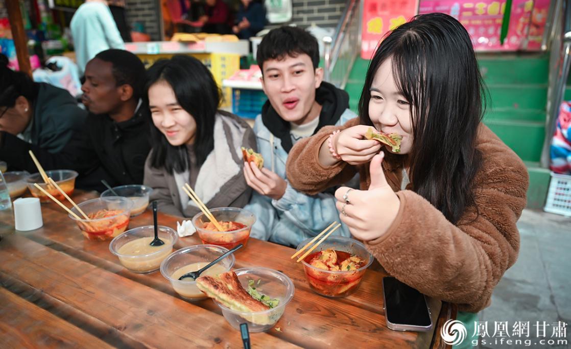 泰国留学生娜查雅（右一）点赞陇南美食