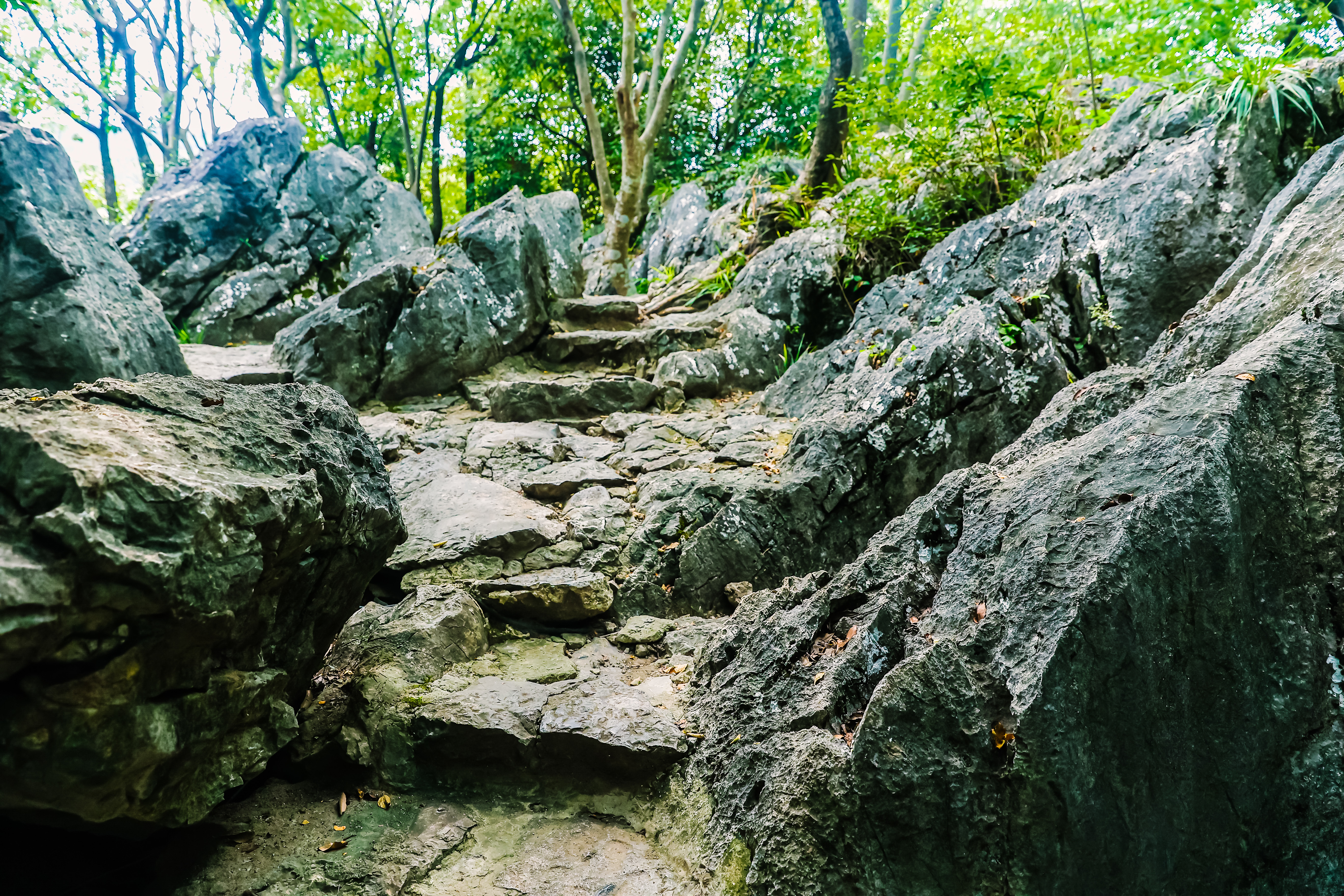 青山翠谷、悬崖绝壁 杭州这个景区在文人墨客笔下已流传几个世纪