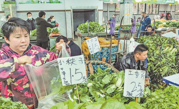 光谷一家生鲜市场，一元叶子菜受欢迎