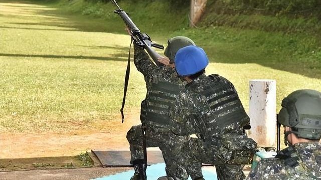 太缺人，臺軍招募被曝造假！找路人充當“傢屬”