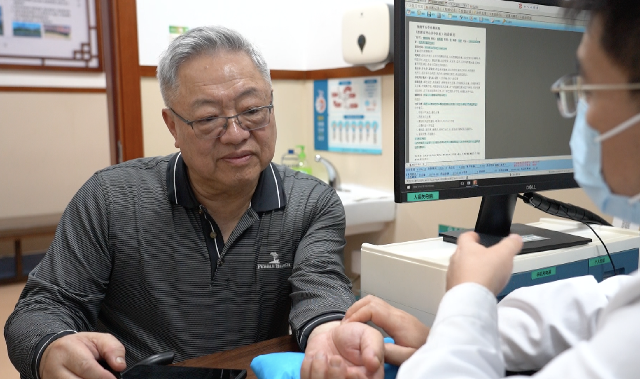 宋殿澄接受中医诊脉