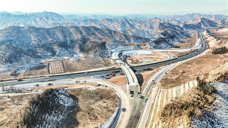 陈家湾枢纽互通式立交施工现场，工人加紧施工，全力冲刺。