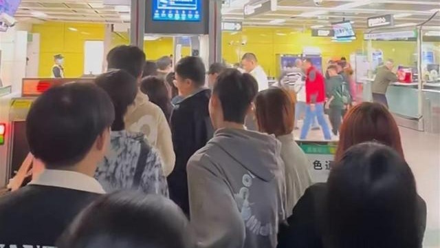 进站花了近半小时!广州地铁安检突然变严,不少市民称影响出行_凤凰网