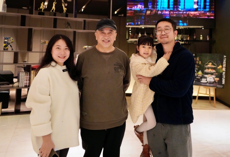儿子儿媳和大女儿在南京与演员黄宏 (2023年摄)