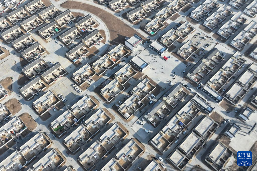 这是12月6日拍摄的积石山县大河家镇四堡子村集中安置点（无人机照片）　新华社发（马得明　摄）