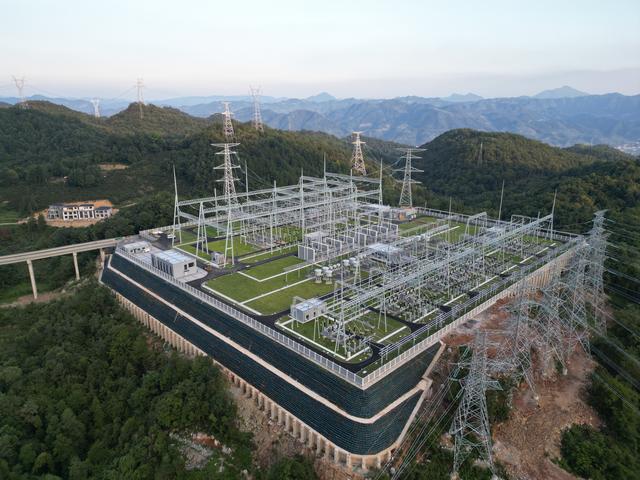 这是12月12日拍摄的湖南张家界500千伏变电站。（陈海波 摄）