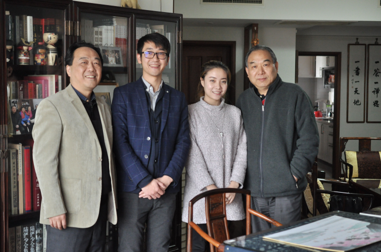 与儿子儿媳做客国画大家宋玉麟寓所 (2014年摄)