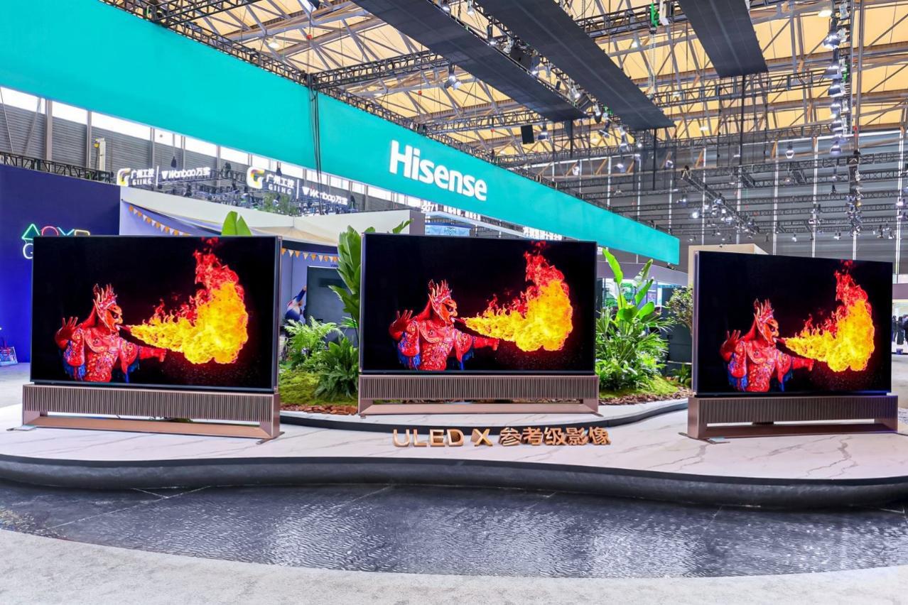 在当今的大屏AI时代，用户期待电视不仅仅局限于传统家电的角色，而是能够全方位融入家庭生活的各个层面。如何提升用户观影和大屏交互体验，创造用户体验价值成为每个品牌的核心攻坚方向。海信电视通过升级ULED AI 画质技术平台以及LPU激光显示技术平台，实现了画质和体验上质的飞跃。基于信芯AI芯片+星海画质大模型超强的计算画质能力，海信电视升级“芯光屏”全链路控光系统，针对用户实际使用场景，提升观看画面的清晰度、对比度、色彩、流畅度，实现专家级AI精调好画质，让用户在任意环境和场景下都能获得超高画质体验。