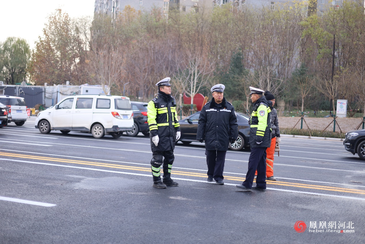 交警在现场维持交通秩序
