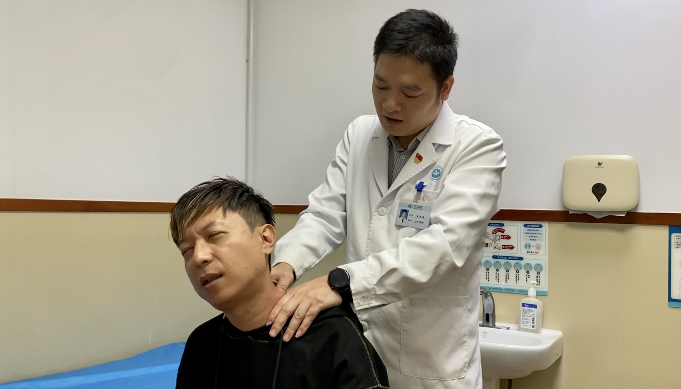 港青王若龙体验该院的正骨推拿手法