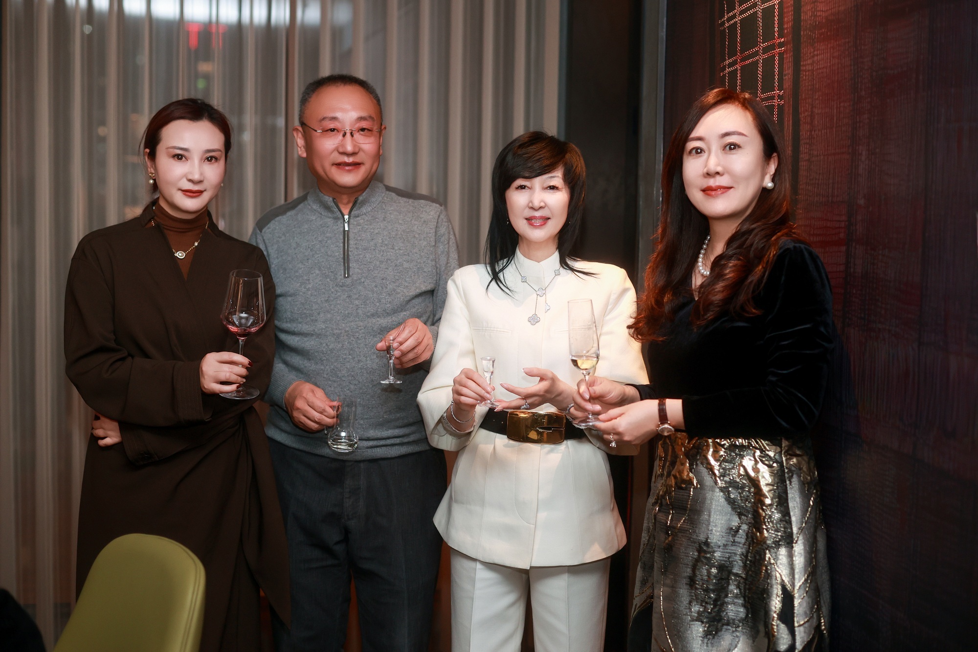 湖北省烹饪酒店行业协会会长孙桃香（右二）