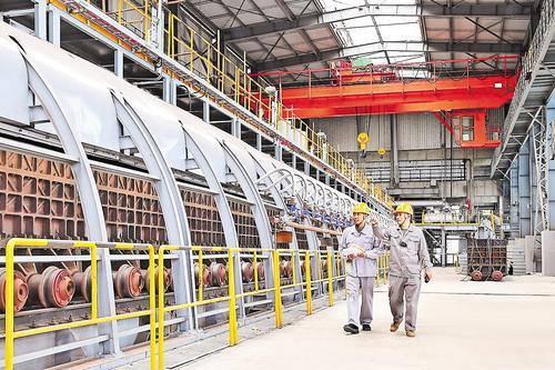 日前,唐钢炼铁事业部技术工人检查工艺优化后的3号烧结机台车运行情况。 赵辉摄