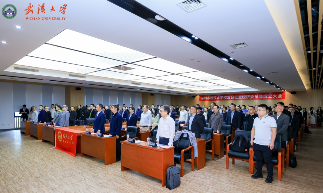 图为：奏唱深圳市武汉大学校友会会歌《鹏城珞珈进行曲》