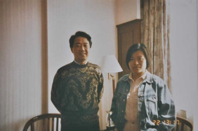 在中国棋院采访国际象棋世界冠军谢军 (1994年摄)