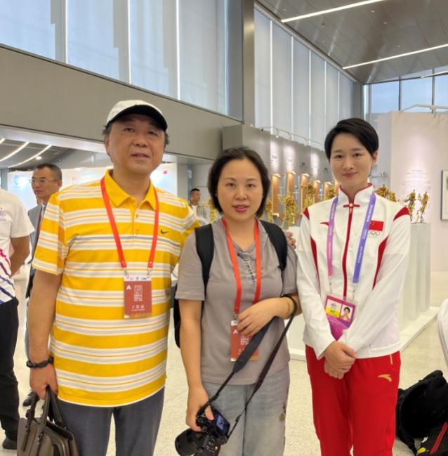 在杭州亚运会采访奥运冠军吴静钰 (2023年摄)