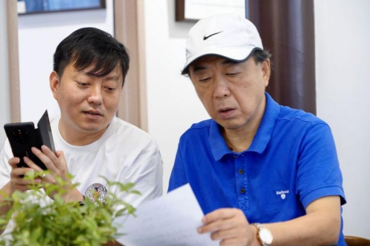 在南京与象棋特级大师王斌 (2022年摄)