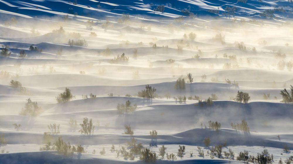 12月12日，在甘肃酒泉阿克塞哈萨克族自治县拍摄的雪后库姆塔格沙漠景观（无人机照片）。新华社发（高宏善　摄）