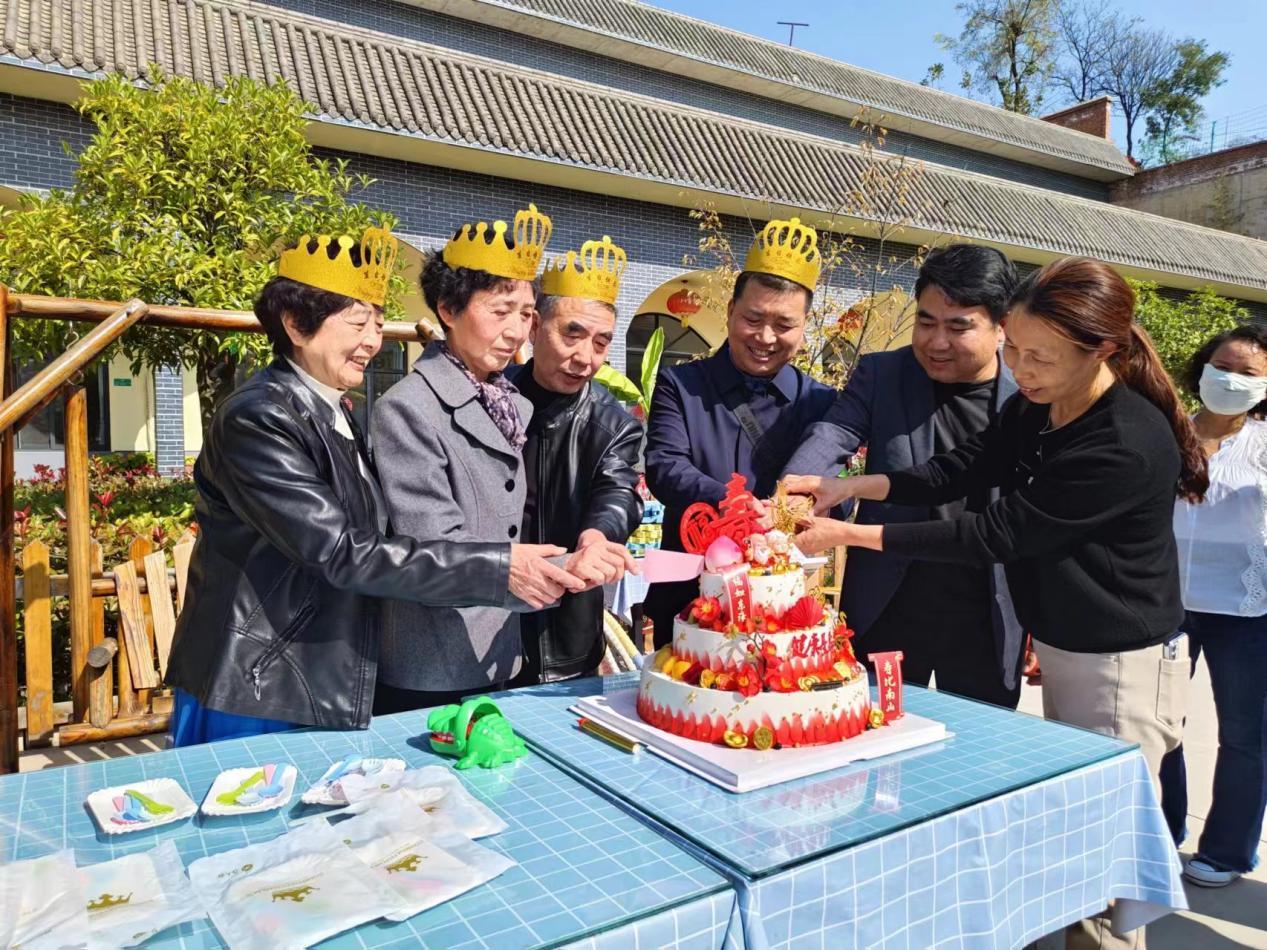 “暖心家园”项目为老人举办集体生日会