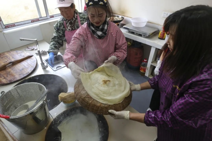 江西湖口:舌尖上的非遗!网络名人喊你来吃豆粑嘚凤凰网江西_凤凰网