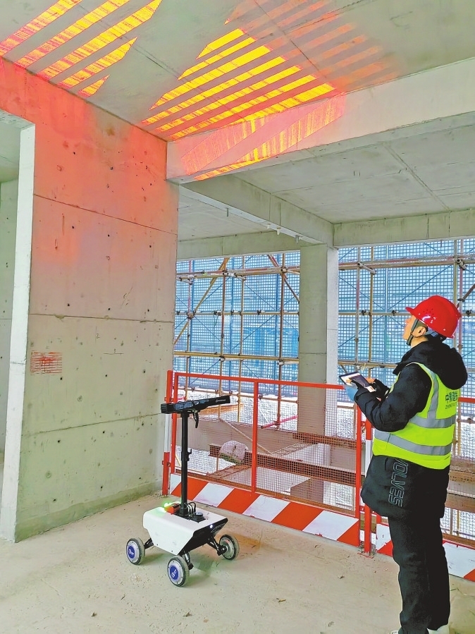 12月10日，在郑州市中豫湖城印象项目上，技术人员利用实测实量机器人激光定位和点云技术进行测量工作。张朝龙 摄