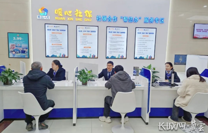 群众在邢台市建设银行桥西支行暖心社保社银合作“帮您办”服务专区办理社保业务。通讯员 陈红玉 供图